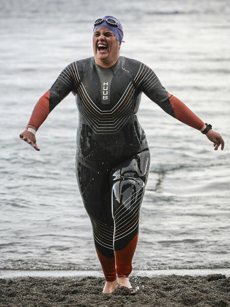 Isis Oliveira coming out of the water